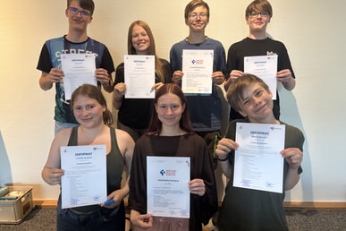 &Uuml;bergabe Zertifikate Trainee-Jahrgang 2025/26